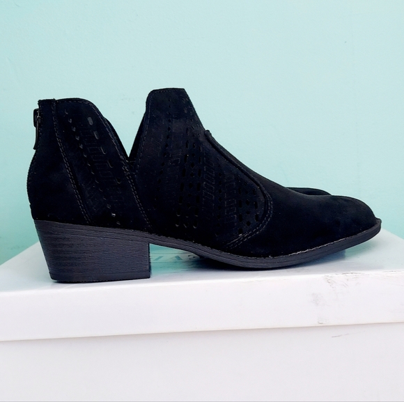 Steve Madden Sabra Black Perforated Ankle Booties Women's Size 6 NWT - Picture 2 of 14